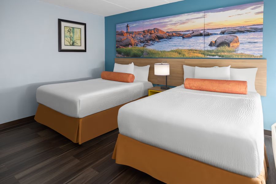 Days Inn by Wyndham Queensbury Lake George — Guest room