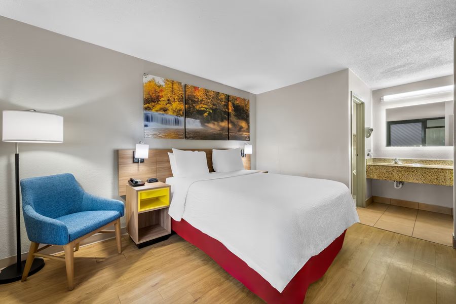 Days Inn by Wyndham Raleigh South — Guest room