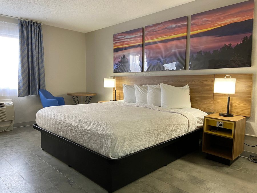 Days Inn by Wyndham Rawlins — Guest room