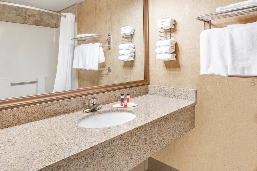 Days Inn by Wyndham Reading Wyomissing — Bathroom