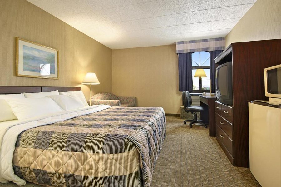Days Inn by Wyndham Reading Wyomissing — Guest room