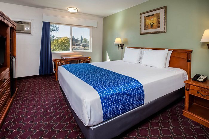 Days Inn by Wyndham Red Bluff — Guest room