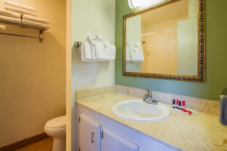 Days Inn by Wyndham Red Bluff — Bathroom