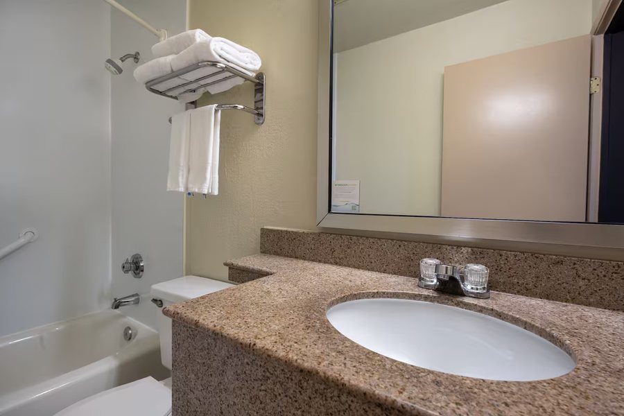 Days Inn by Wyndham Redwood City — Bathroom