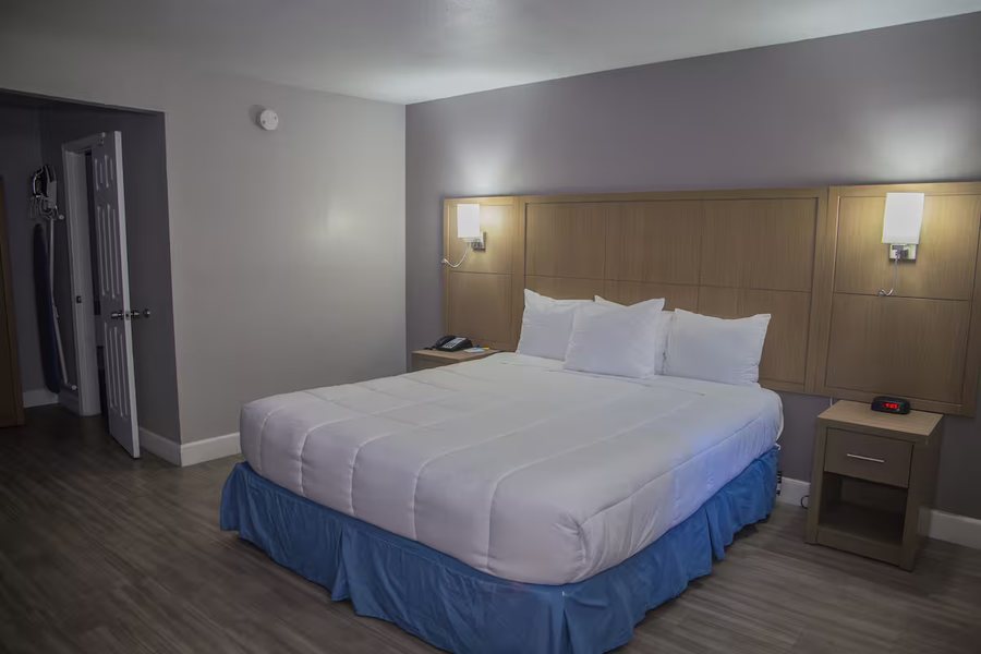 Days Inn by Wyndham Redwood City — Guest room