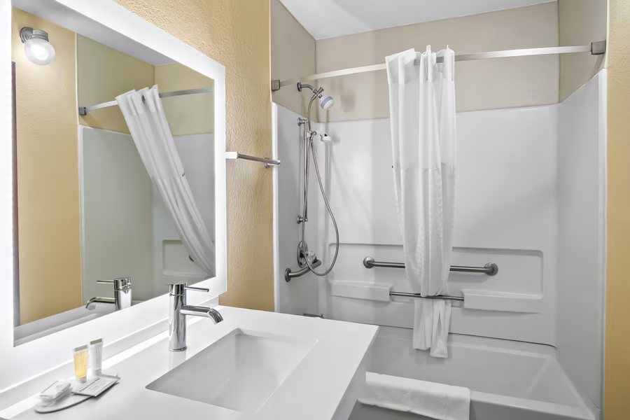Days Inn by Wyndham Renfro Valley Mount Vernon — Bathroom