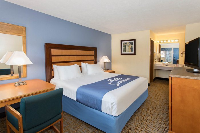 Days Inn by Wyndham Renfro Valley Mount Vernon — Guest room