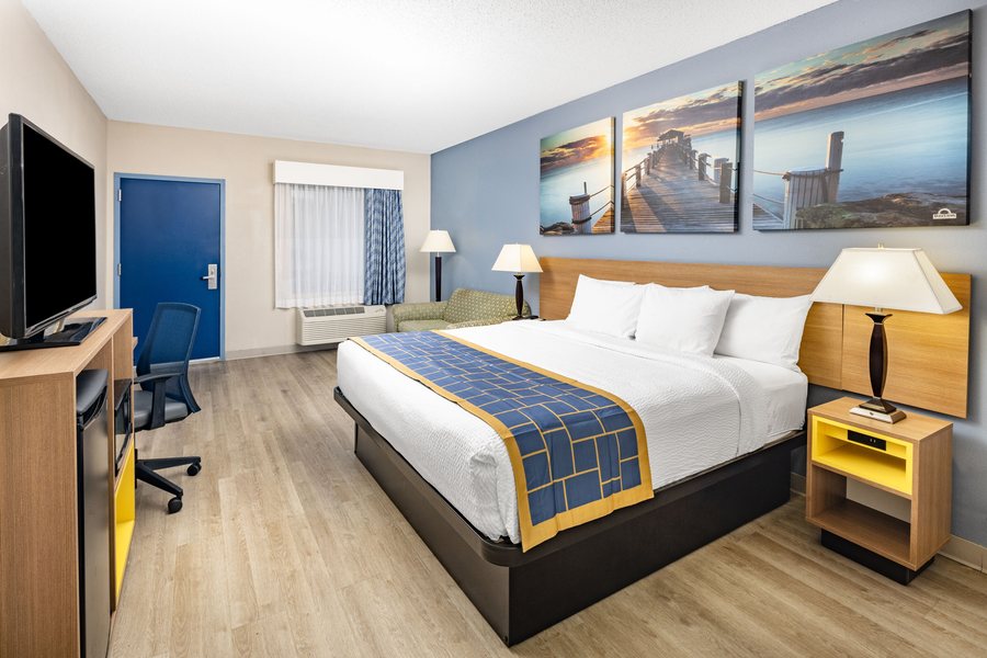Days Inn by Wyndham Richmond Hill Savannah — Guest room