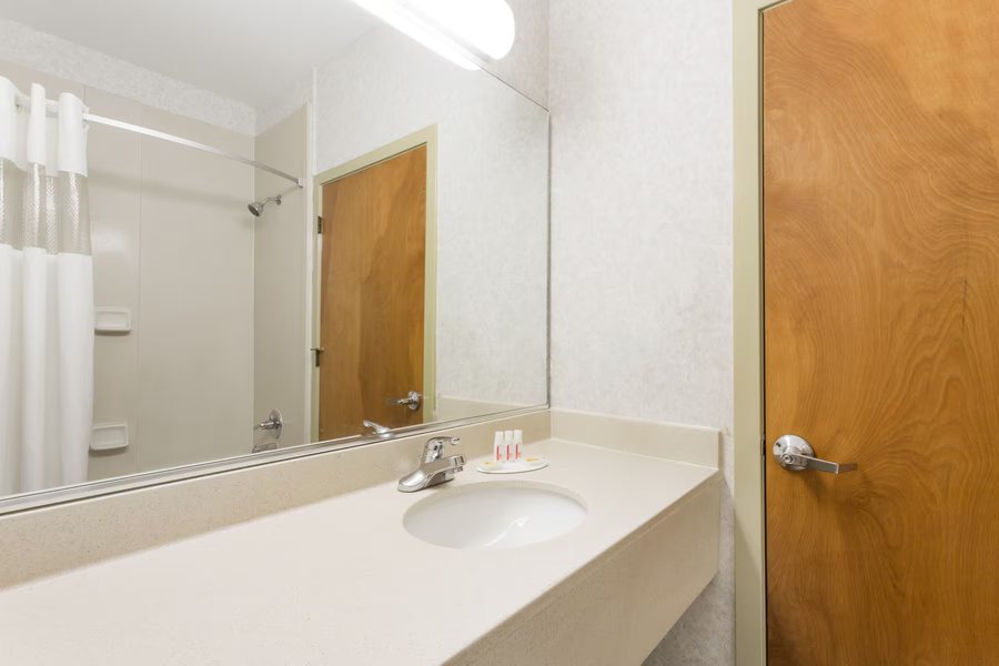 Days Inn by Wyndham Richmond South — Bathroom