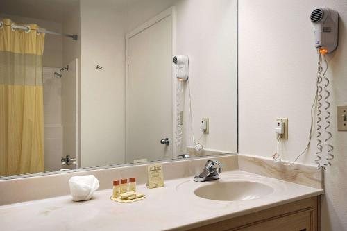 Days Inn by Wyndham Riverside Tyler Mall — Bathroom