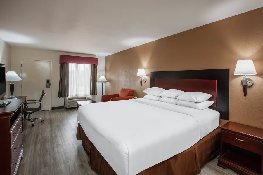 Days Inn by Wyndham Riverside Tyler Mall — Guest room