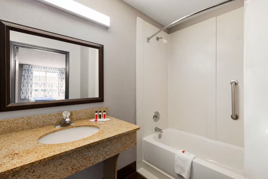 Days Inn by Wyndham Rockford I 90 Casino District — Bathroom