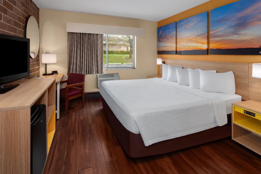 Days Inn by Wyndham Rockford I 90 Casino District — Guest room