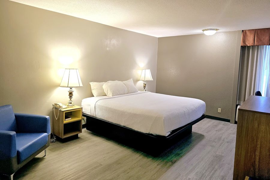Days Inn by Wyndham Rolla — Guest room