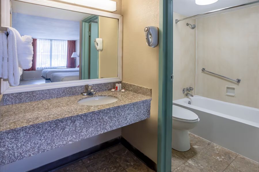 Days Inn by Wyndham Rome Downtown — Bathroom