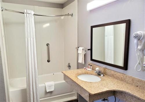 Days Inn By Wyndham Round Rock — Bathroom