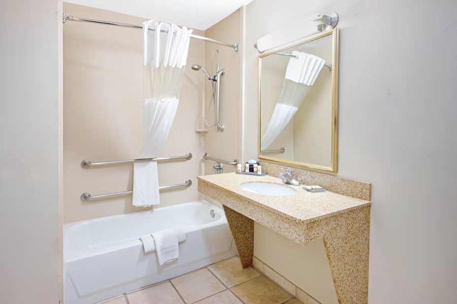 Days Inn by Wyndham Ruidoso Downs — Bathroom