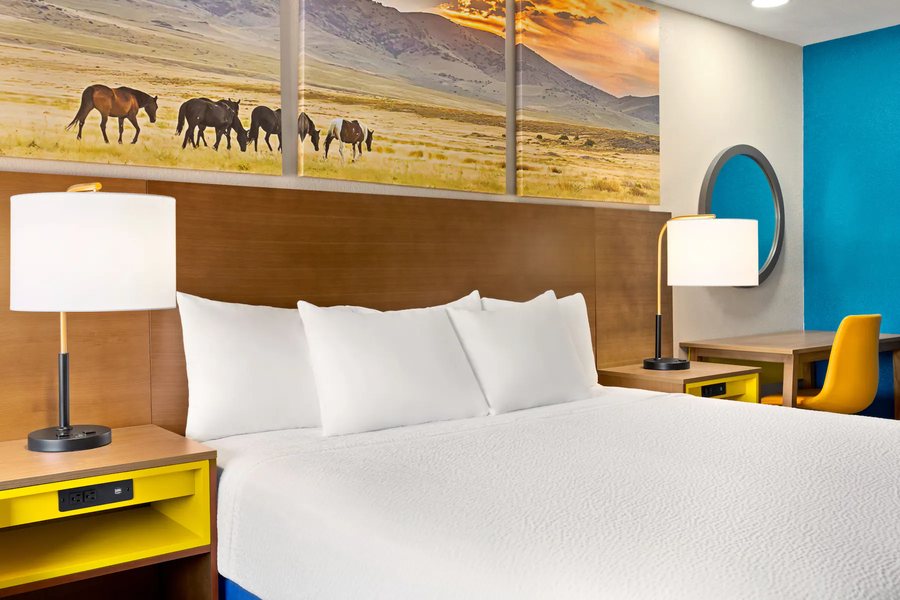 Days Inn by Wyndham Ruidoso Downs — Guest room