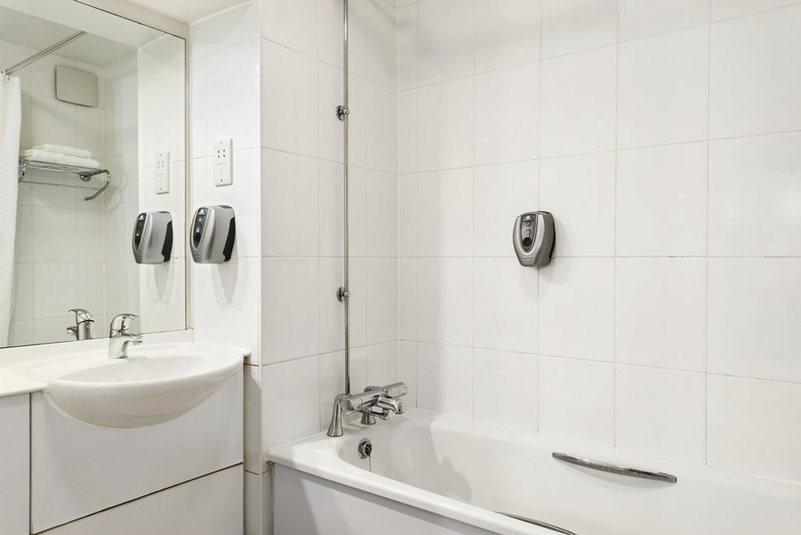 Days Inn by Wyndham Rutland Killington Area — Bathroom