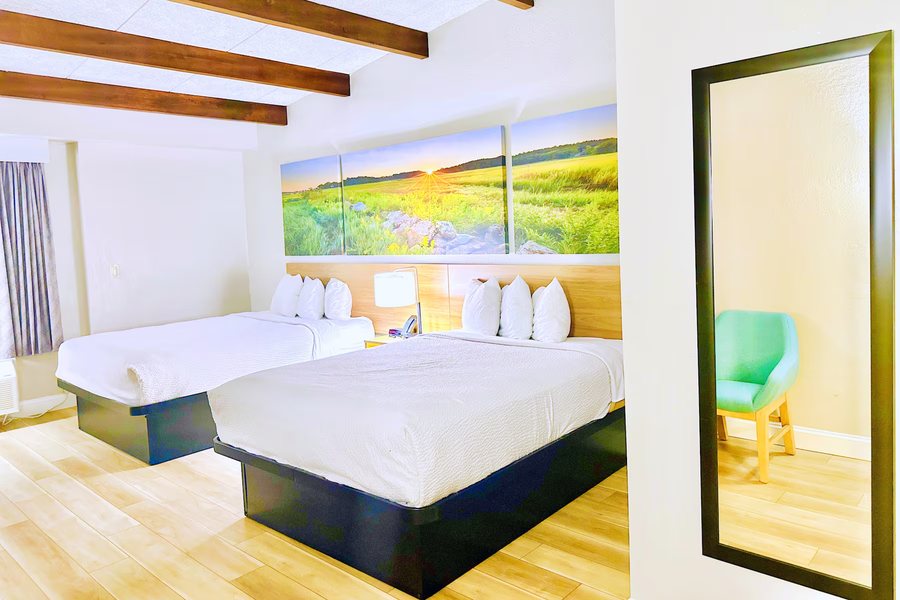 Days Inn by Wyndham Rutland Killington Area — Guest room