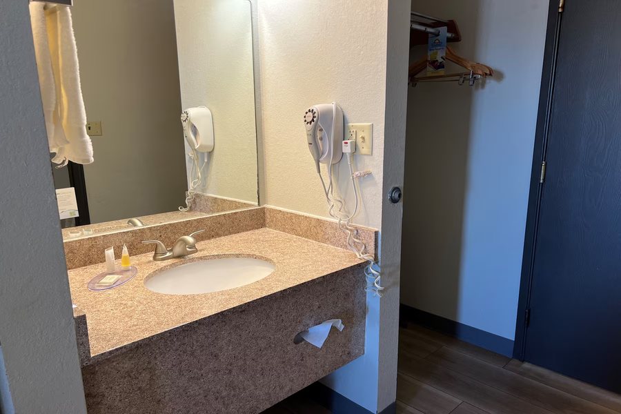 Days Inn By Wyndham Salina South — Bathroom