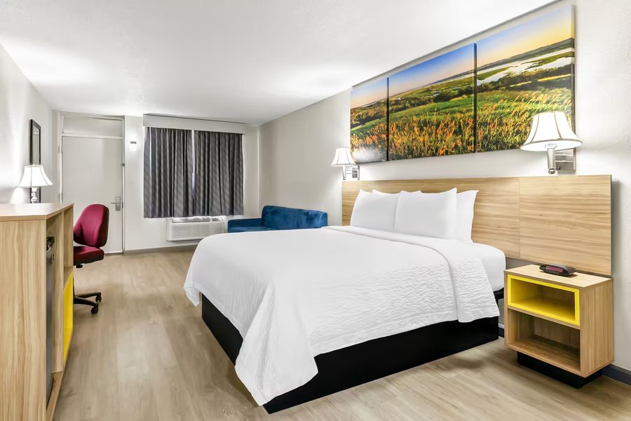 Days Inn By Wyndham Salina South — Guest room