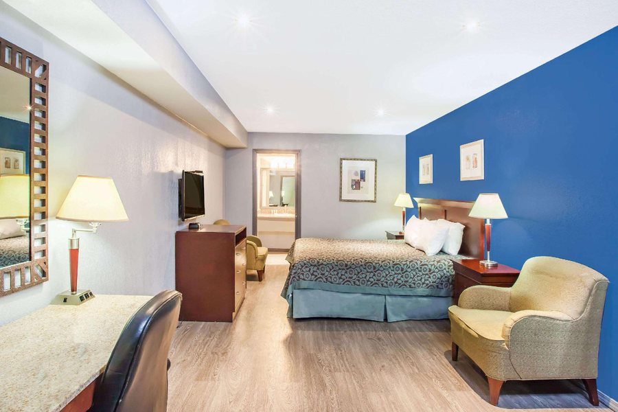 Days Inn by Wyndham San Antonio Alamo Riverwalk — Guest room