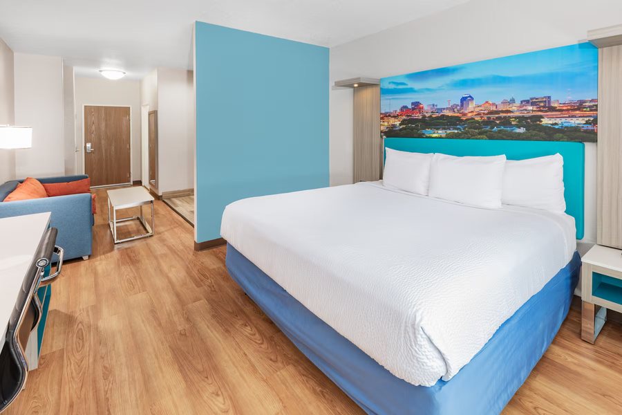 Days Inn by Wyndham San Antonio Northwest Seaworld — Guest room