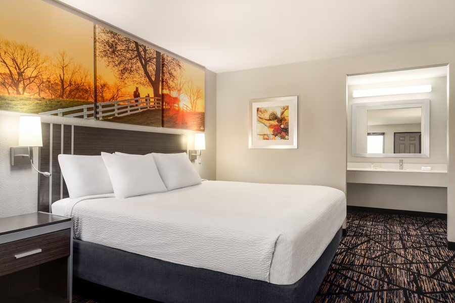 Days Inn by Wyndham San Antonio — Guest room