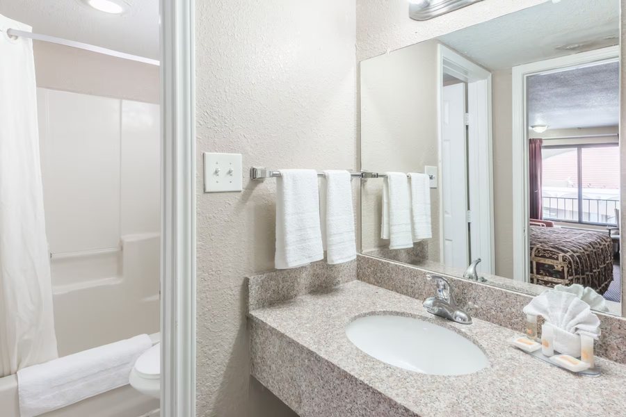 Days Inn by Wyndham San Antonio Splashtown Att Center — Bathroom