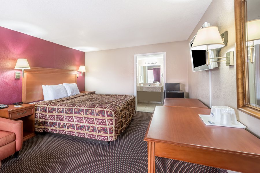 Days Inn by Wyndham San Antonio Splashtown Att Center — Guest room