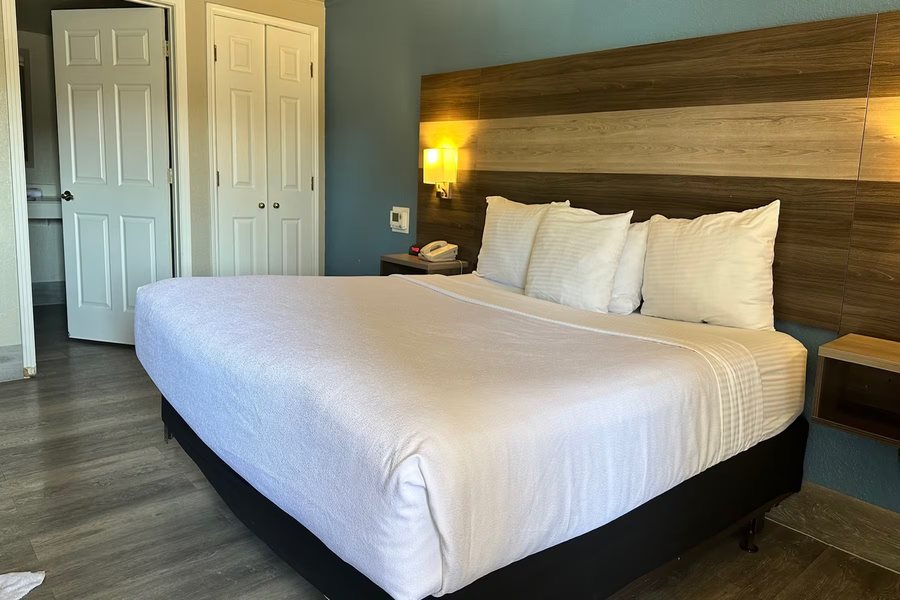 Days Inn by Wyndham San Diego Vista — Guest room