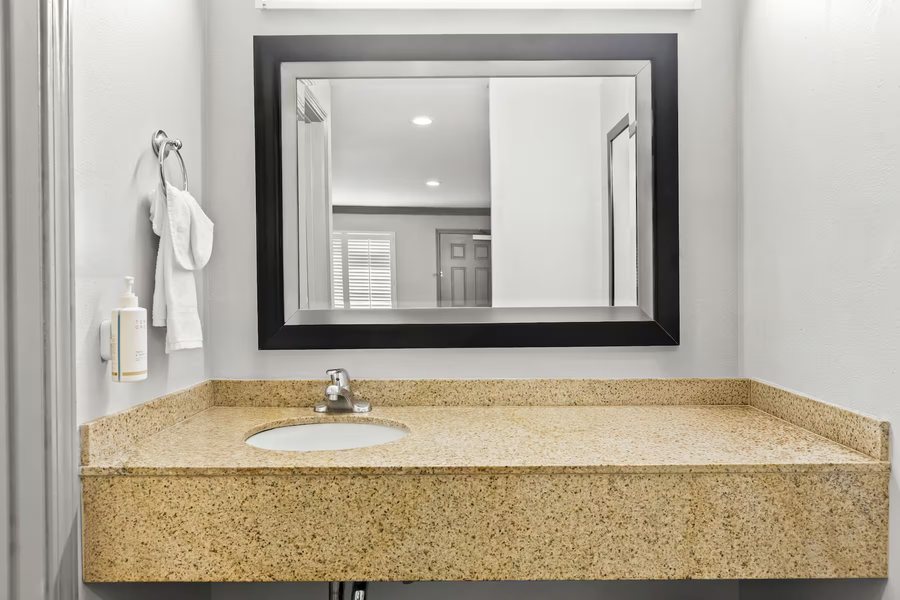Days Inn by Wyndham San Francisco Lombard — Bathroom