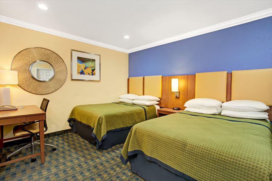 Days Inn by Wyndham San Francisco Lombard — Guest room