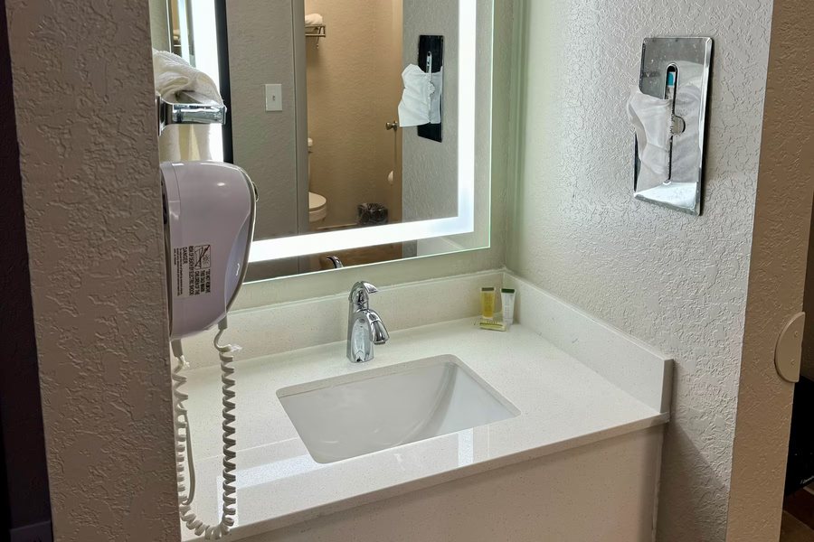 Days Inn by Wyndham Sarasota Bay — Bathroom