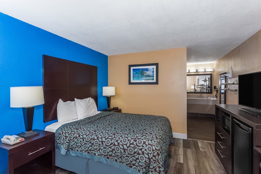 Days Inn by Wyndham Sarasota Bay — Guest room