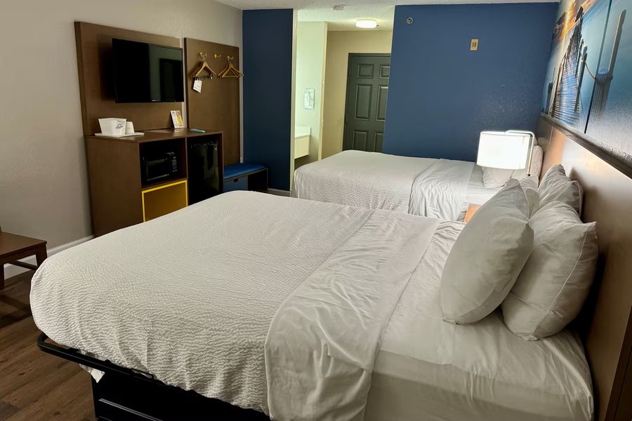 Days Inn by Wyndham Sarasota I 75 — Guest room