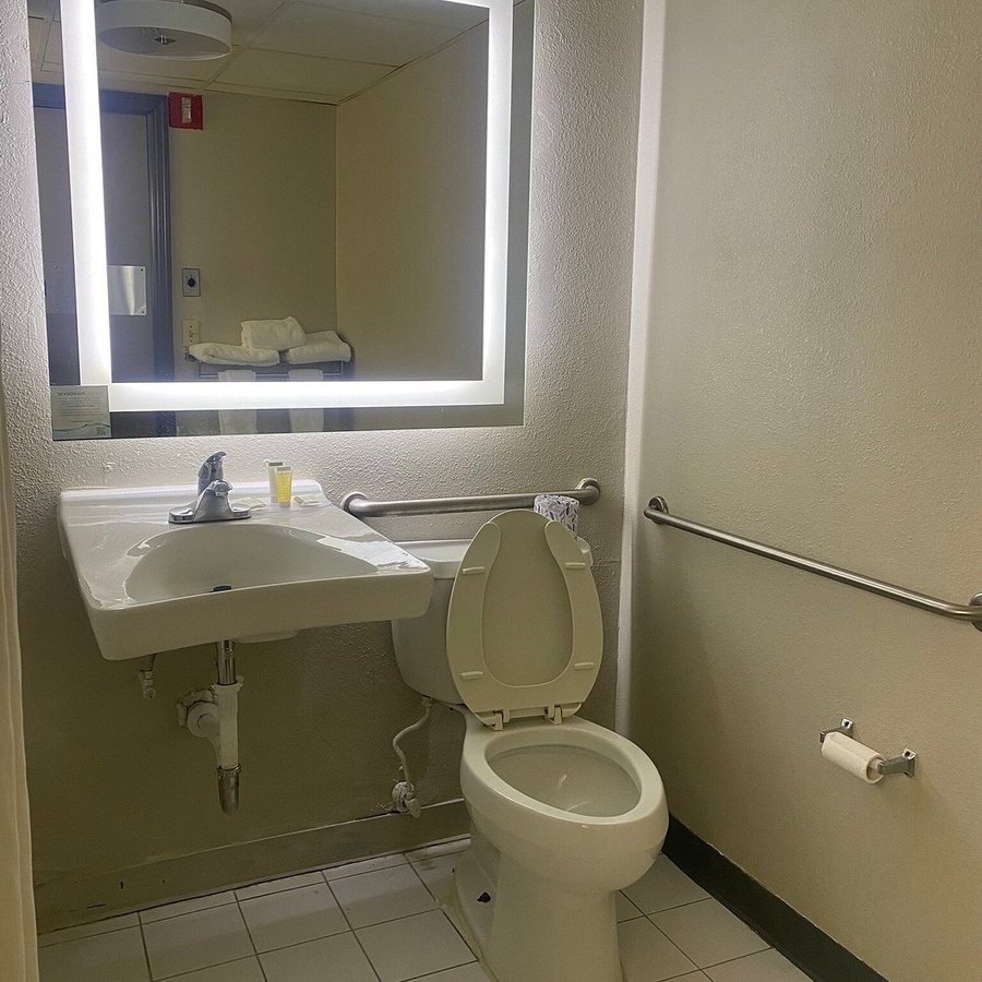 Days Inn by Wyndham Scranton PA — Bathroom