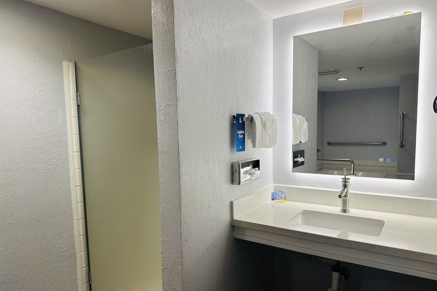 Days Inn By Wyndham Seatac Airport — Bathroom