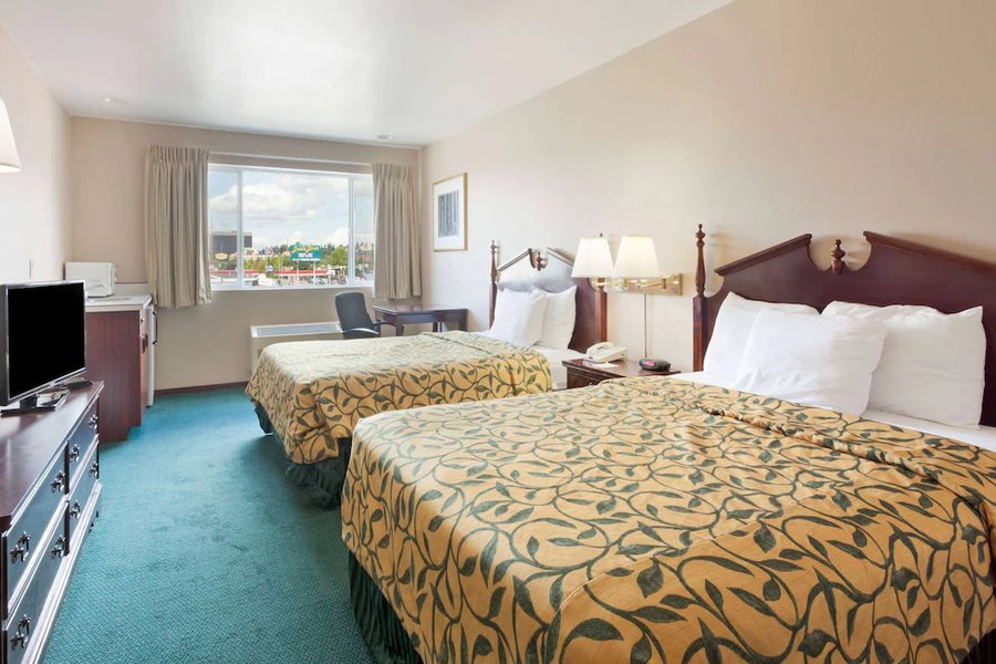 Days Inn By Wyndham Seatac Airport — Guest room