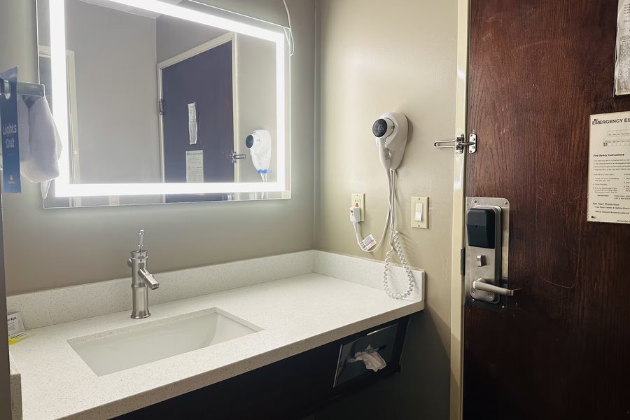 Days Inn by Wyndham Seattle Aurora — Bathroom