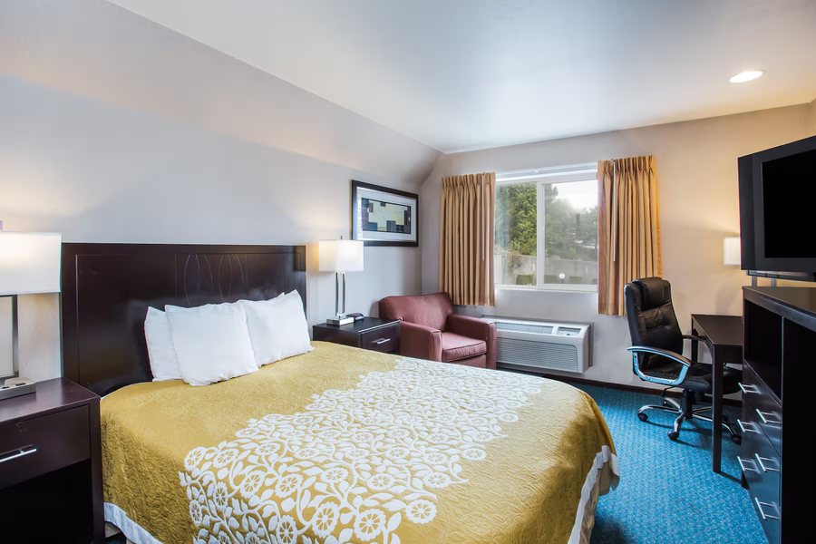 Days Inn by Wyndham Seattle Aurora — Guest room