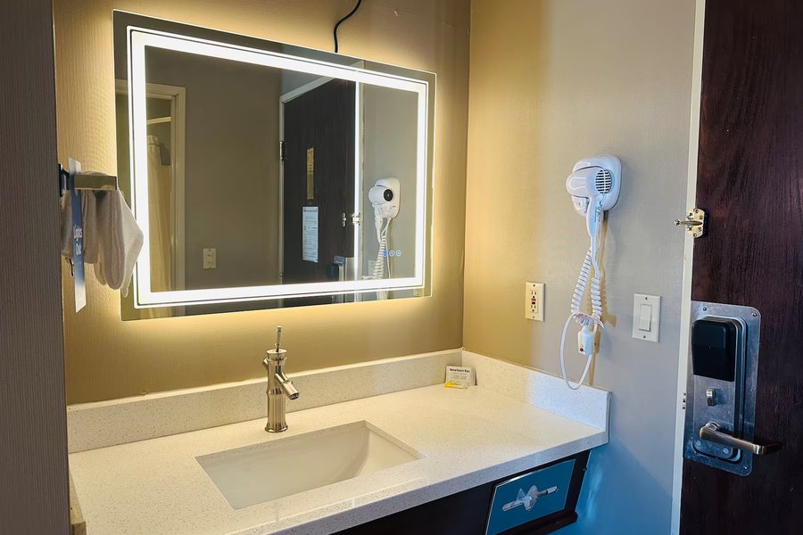 Days Inn by Wyndham Seattle North of Downtown — Bathroom