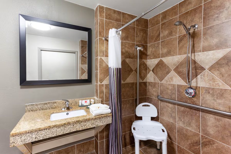 Days Inn by Wyndham Seguin TX — Bathroom