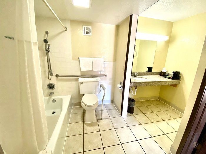 Days Inn by Wyndham Shawnee — Bathroom