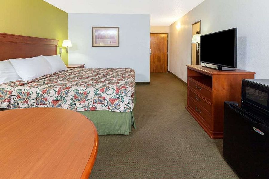 Days Inn by Wyndham Shawnee — Guest room