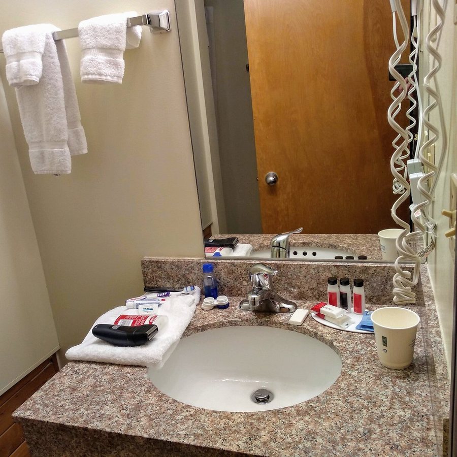 Days Inn by Wyndham Shelburne Burlington — Bathroom