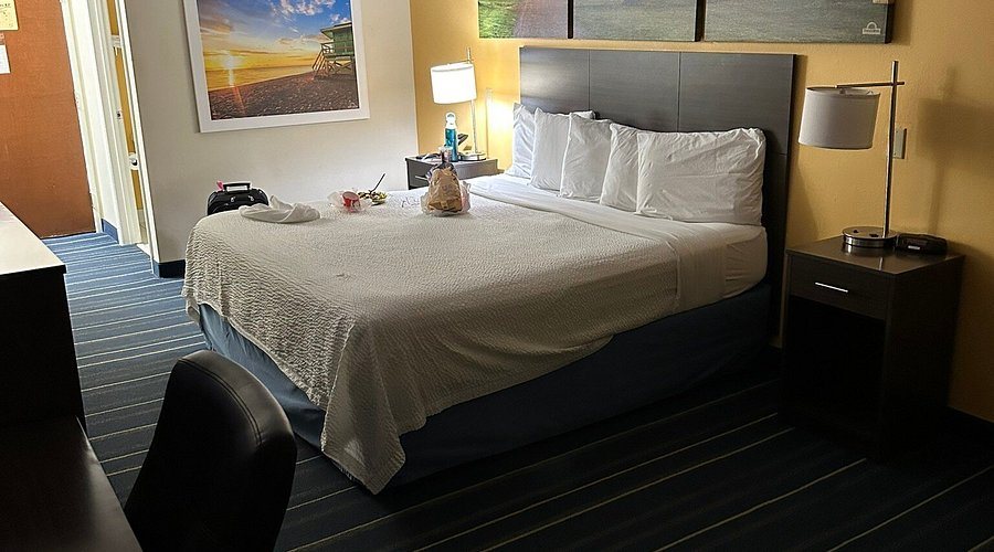 Days Inn by Wyndham Shelburne Burlington — Guest room