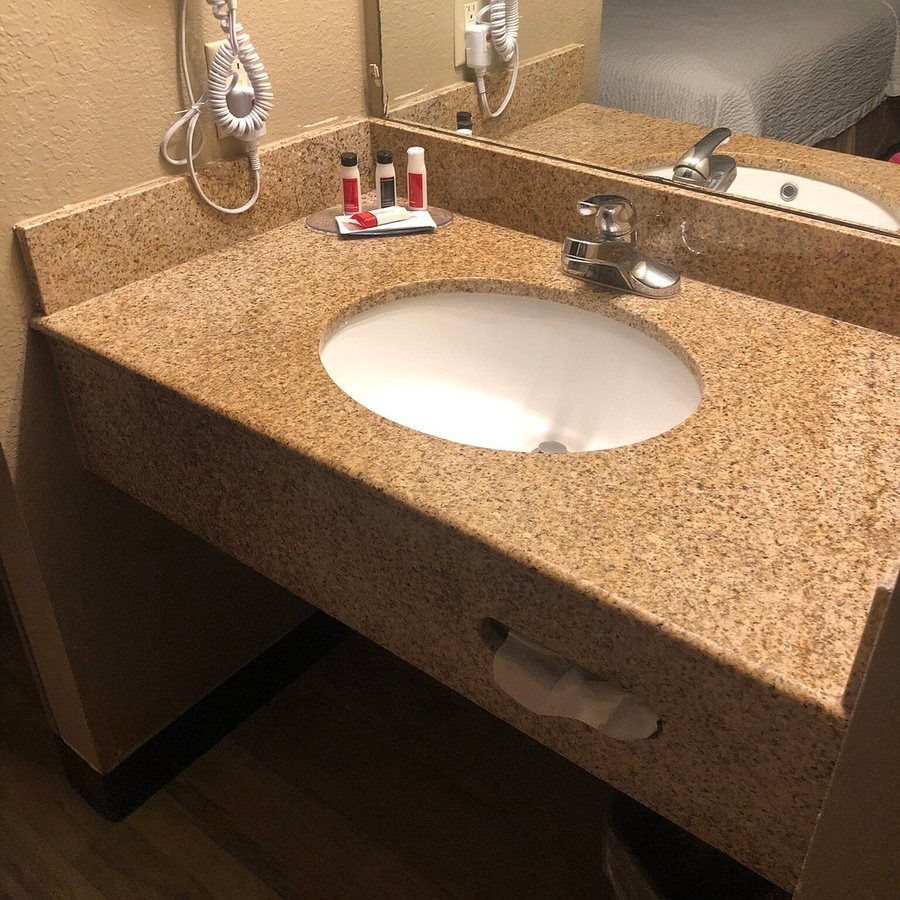 Days Inn by Wyndham Sheridan — Bathroom