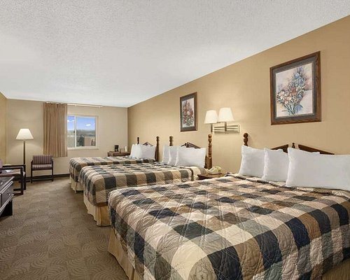 Days Inn by Wyndham Sheridan — Guest room